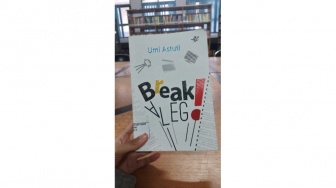 Break a Leg!, Kisah Cari Jodoh di Tengah Kekonyolan Dunia Nyata