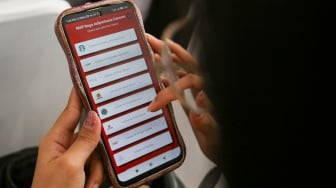 Pencari kerja memadati acara Jakarta Job Fair Jakarta di Gor Kemayoran, Jakarta, Selasa (6/5/2025). [Suara.com/Alfian Winanto]
