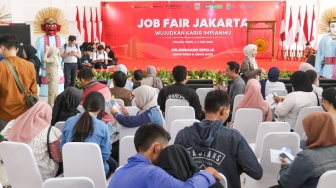 Pencari kerja memadati acara Jakarta Job Fair Jakarta di Gor Kemayoran, Jakarta, Selasa (6/5/2025). [Suara.com/Alfian Winanto]
