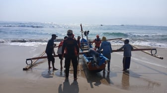 Perahu Dihantam Gelombang Tinggi, Nelayan Hilang di Pesisir Barat