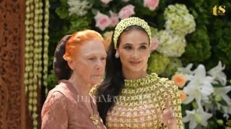 Sosok Desa Maya Waltaurd Maiyer, Ibu Luna Maya yang Curi Perhatian Saat Prosesi Siraman Sang Anak