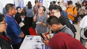 Pencari kerja memadati acara Jakarta Job Fair Jakarta di Gor Kemayoran, Jakarta, Selasa (6/5/2025). [Suara.com/Alfian Winanto]

