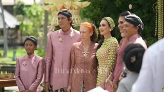 Detik-detik Luna Maya Digendong Kakaknya Usai Siraman Panen Pujian: Tugas Jagain Adik Sudah Selesai