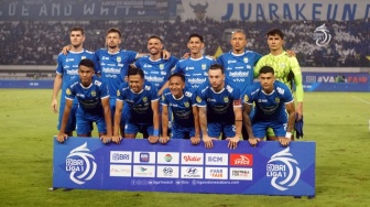 Persib Bandung Angkat Trofi Tanpa Perlu Keluar Keringat Lagi, Kok Bisa?