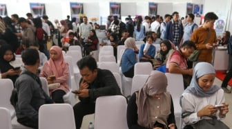Pencari kerja memadati acara Jakarta Job Fair Jakarta di Gor Kemayoran, Jakarta, Selasa (6/5/2025). [Suara.com/Alfian Winanto]
