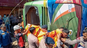 Petugas gabungan mengevakuasi jenazah korban kecelakaan Bus ALS (Antar Lintas Sumatera) di Kota Padang Panjang, Sumatera Barat, Selasa (6/5/2025). [ANTARA FOTO/Isril Naidi/Lmo/YU]