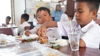 MBG Dihantui Keracunan: Cium, Lihat, Rasakan! Tips Jitu Dokter UGM Hindari Makanan Basi