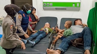 Personel Polri berbincang dengan korban selamat dalam insiden kecelakaan Bus ALS (Antar Lintas Sumatera) di RSUD Kota Padang Panjang, Sumatera Barat, Selasa (6/5/2025). [ANTARA FOTO/Isril Naidi/Lmo/YU]