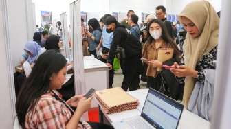 Pencari kerja memadati acara Jakarta Job Fair Jakarta di Gor Kemayoran, Jakarta, Selasa (6/5/2025). [Suara.com/Alfian Winanto]
