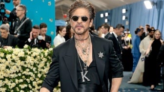 Debut Shah Rukh Khan Guncang Met Gala 2025, Tak Begitu Dikenali di Barat