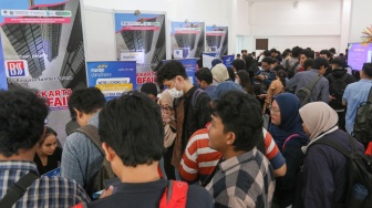 Pencari kerja memadati acara Jakarta Job Fair Jakarta di Gor Kemayoran, Jakarta, Selasa (6/5/2025). [Suara.com/Alfian Winanto]
