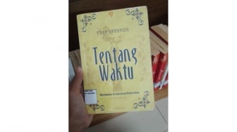 Tentang Waktu: Kisah Cinta, Sejarah, dan Pilihan dalam Lintasan Waktu