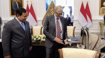 Momen Bill Gates Beri Hadiah Boneka Paus ke Bobby Kertanegara, Suasana Langsung Cair