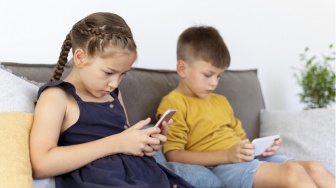 Dari Dongeng ke Scrolling: Hilangnya Sentuhan Orang Tua dalam Tumbuh Kembang Anak