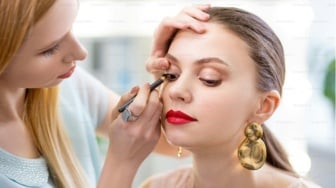 6 Cara Mencegah agar Makeup Tidak Flashback saat Difoto, Hindari Produk Ini