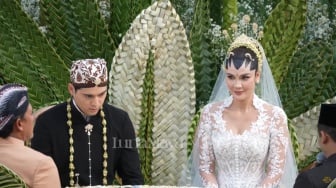 Keris di Atas Meja Akad Nikah Luna Maya dan Maxime Bouttier Bikin Publik Salfok