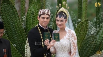 Grogi, Luna Maya Salah Kasih Tangan Saat Maxime Bouttier akan Sematkan Cincin Kawin