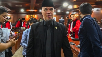 Anggota DPR fraksi Gerindra Ahmad Dhani meninggalkan ruangan usai mengikuti sidang etik di Mahkamah Kehormatan Dewan DPR, Kompleks Parlemen, Senayan, Jakarta, Rabu (7/5/2025). [ANTARA FOTO/Rivan Awal Lingga/tom]