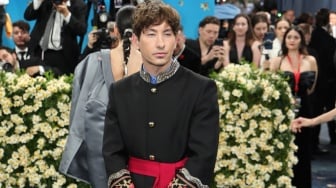 Barry Keoghan Tampil Kayak Abang None di Met Gala 2025, Warganet Heboh