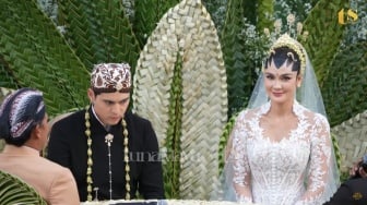 5 Potret Dekorasi Pernikahan Luna Maya dan Maxime Bouttier, Menyatu dengan Alam