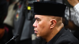 Anggota DPR fraksi Gerindra Ahmad Dhani mengikuti sidang etik di Mahkamah Kehormatan Dewan DPR, Kompleks Parlemen, Senayan, Jakarta, Rabu (7/5/2025). [ANTARA FOTO/Rivan Awal Lingga/tom]