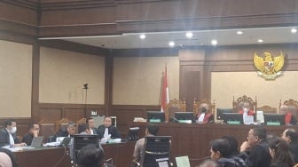 Ungkap Titipan Koper Abu-abu, Cerita Staf Hasto Ngaku Lagi Asyik Ngopi Didatangi Harun Masiku