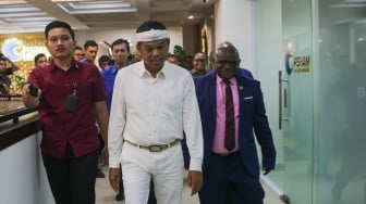 Gubernur Jawa Barat Dedi Mulyadi bersama dengan Menteri HAM Natalius Pigai saat menggelar pertemuan di Kantor Kementerian HAM, Jakarta, Kamis (8/5/2025). [Suara.com/Alfian Winanto]
