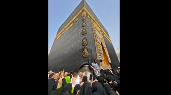 Jamaah calon haji berdoa sambil berusaha mendekati Hajar Aswad di Masjidil Haram, Makkah, Arab Saudi, Kamis (8/5/2025). [ANTARA FOTO/Andika Wahyu/nym]