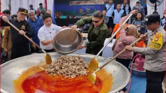 BNN Gandeng Bobon Santoso Masak Dan Makan Besar 1.200 Potong Ayam