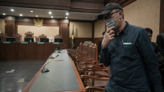 Terdakwa kasus suap vonis bebas Gregorius Ronald Tannur, Heru Hanindyo berjalan keluar usai menjalani sidang pembacaan putusan di Pengadilan Tipikor, Jakarta, Kamis (8/5/2025). [ANTARA FOTO/Fauzan/rwa]
