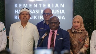 Gubernur Jawa Barat Dedi Mulyadi bersama dengan Menteri HAM Natalius Pigai saat konferensi pers di Kantor Kementerian HAM, Jakarta, Kamis (8/5/2025). [Suara.com/Alfian Winanto]

