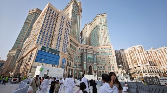 Umat Islam dari berbagai negara berjalan di Masjidil Haram, Makkah, Arab Saudi, Kamis (8/5/2025). [ANTARA FOTO/Andika Wahyu/nym]