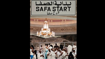 Jamaah calon haji berdoa sebelum memulai Sai pada rangkaian umrah wajib di kompleks Masjidil Haram, Makkah, Arab Saudi, Kamis (8/5/2025). [ANTARA FOTO/Andika Wahyu/nym]