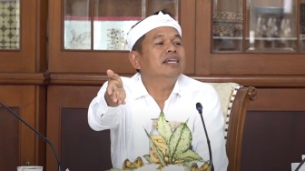 Filosofi di Balik Totopong Dedi Mulyadi: Lebih dari Sekadar Ikat Kepala