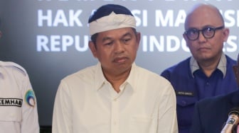Gubernur Jawa Barat Dedi Mulyadi saat konferensi pers di Kantor Kementerian HAM, Jakarta, Kamis (8/5/2025). [Suara.com/Alfian Winanto]
