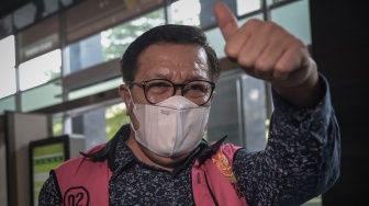 Terdakwa kasus suap vonis bebas Gregorius Ronald Tannur, Erintuah Damanik tiba untuk menjalani sidang pembacaan putusan di Pengadilan Tipikor, Jakarta, Kamis (8/5/2025). [ANTARA FOTO/Fauzan/rwa]