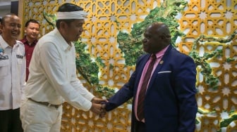 Gubernur Jawa Barat Dedi Mulyadi bersama dengan Menteri HAM Natalius Pigai saat menggelar pertemuan di Kantor Kementerian HAM, Jakarta, Kamis (8/5/2025). [Suara.com/Alfian Winanto]
