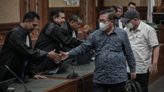 Terdakwa kasus suap vonis bebas Gregorius Ronald Tannur, Erintuah Damanik (kedua kanan) dan Mangapul (kanan) bersalaman dengan jaksa penuntut umum usai menjalani sidang pembacaan putusan di Pengadilan Tipikor, Jakarta, Kamis (8/5/2025). [ANTARA FOTO/Fauzan/rwa]