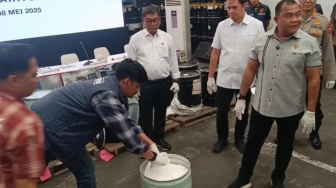 Gudang di Surabaya Simpan Ribuan Drum Sianida, Diduga Dijual Bebas ke Penambang Ilegal