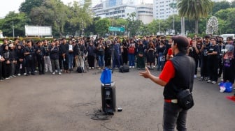 Aktivis Jaringan Solidaritas Korban saat mengikuti aksi Kamisan ke-860 di depan Istana Merdeka, Jakarta, Kamis (8/5/2025). [Suara.com/Alfian Winanto]