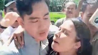 Nyaris Cium Gibran! Aksi Ibu-Ibu di NTT Bikin Heboh Jagat Maya