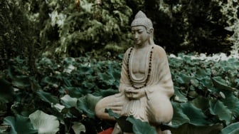 30 Kata-Kata Bijak Buddha tentang Kedamaian: Menemukan Tenang di Tengah Riuh Hidup