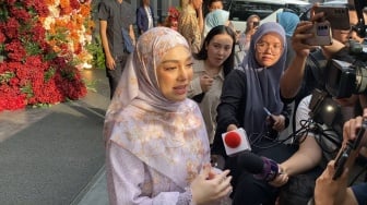 Biasa Tampil Tertutup, Penampilan Celine Evangelista Tanpa Hijab di Poster Film Horor Jadi Omongan