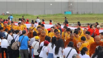Mengenal Pindapata: Berbagi ke Sesama Lewat Perjalanan 38 Bhikkhu Thudong ke Candi Borobudur