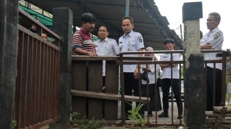Blusukan Kampung Mojo, Wali Kota Solo Dapati Saluran Air Penuh Limbah, Begini Responnya