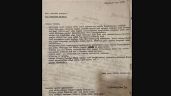 Nenek Ini Perlihatkan Surat Cinta Tahun 1977, Bikin Warganet Baper!