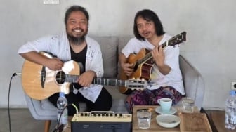 Apes! Ketahuan Jadi Fans Arsenal, Is Eks Vokalis Payung Teduh Diusir dari Stadion PSG