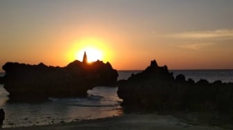 Pantai Tiang Bendera, Keindahan Sunset di Ujung Selatan Nusantara