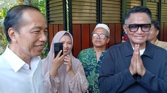 Penyanyi Andre Hehanusa Temui Jokowi, Bahas Potensi Sepak Bola Indonesia Timur