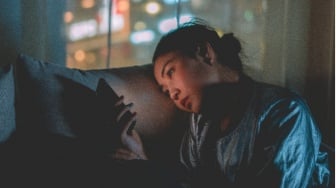 Rasa Syukur vs FoMO, Siapa yang Menang di Dunia Media Sosial?